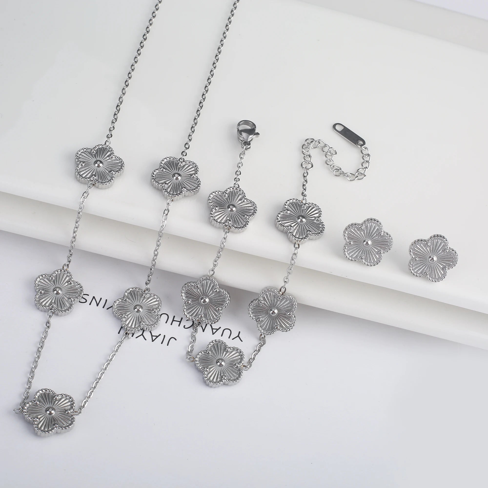 Hot Sale 3Pcs Stainless Steel 18k Gold-Plated Five-Leaf Flower Necklace Earrings Bracelet Jewelry Set For Woman Jewelry Clover